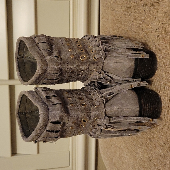Guess Fringe Boots Greyish Beige Worn Twice ! Excellent condition! Size 6 1/2 - Picture 3 of 4